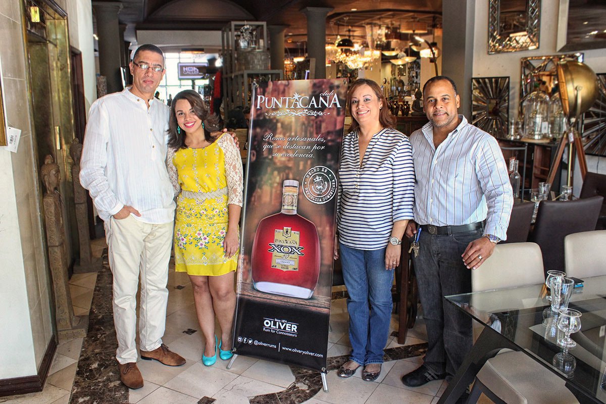 CATAR RON MIENTRAS COMPRAS MUEBLES